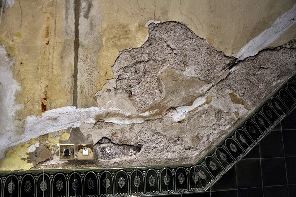 zabytek-popada-w-ruine-a-ludzie-w-nim-mieszkaja-36022