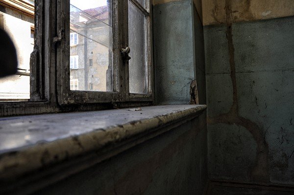 zabytek-popada-w-ruine-a-ludzie-w-nim-mieszkaja-36022