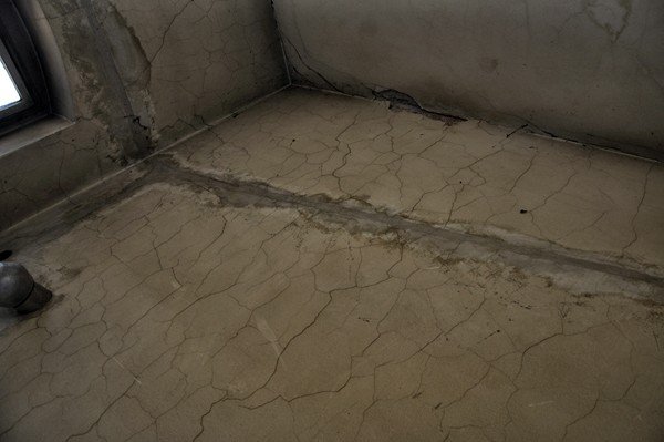 zabytek-popada-w-ruine-a-ludzie-w-nim-mieszkaja-36022