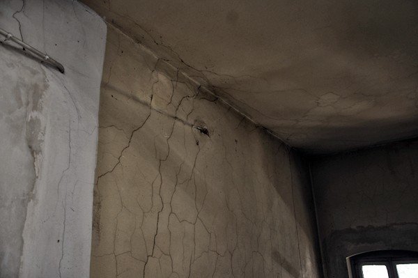 zabytek-popada-w-ruine-a-ludzie-w-nim-mieszkaja-36022