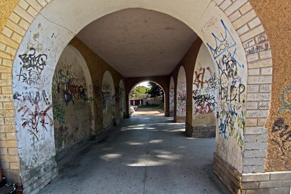 niebezpiecznie-pod-arkadami-w-cieplicach-36101