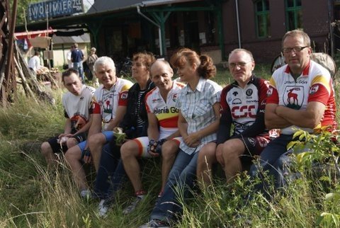 cyklisci-w-wolimierzu-rowerami-po-byym-torowisku-36129