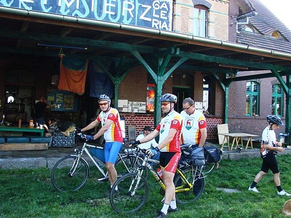cyklisci-w-wolimierzu-rowerami-po-byym-torowisku-36129