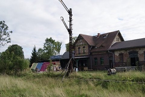 cyklisci-w-wolimierzu-rowerami-po-byym-torowisku-36129