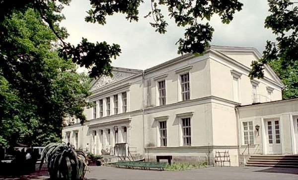 Jest to jeden z najstarszych uzdrowiskowych teatrów na Dolnym Śląsku. Pochodzi z 1835 roku.
