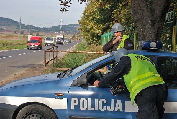 Patrol policji w hełmach to rzadki widok.
