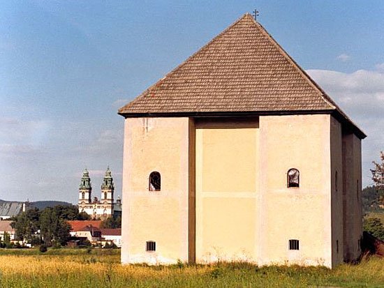 Ratusz zwany inaczej Domem Piłata. Zamieszkiwał tam opiekun Kalwarii Krzeszowskiej utrzymywany przez cystersów. Znajduje się w nim kilka stacji.