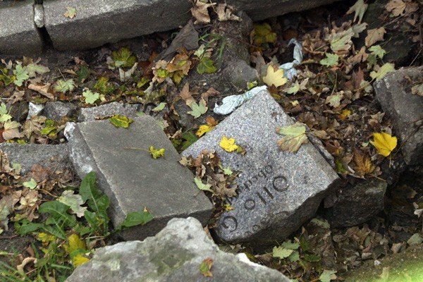 brzegi-pijawnika-umocnione-nagrobkami-36303