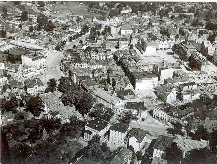Panorama Jeleniej Góry od strony dawnej al. 15 Grudnia. Już widać puste place po wyburzeniach. Na jednym z nich powstanie szpecący pawilon, zburzony w tym roku.