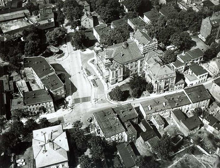 Tu niewiele się zmieniło: widać Teatr Jeleniogórski, dach gmachu urzędu miasta i kawałek boiska przy szkole podstawowej nr 2.