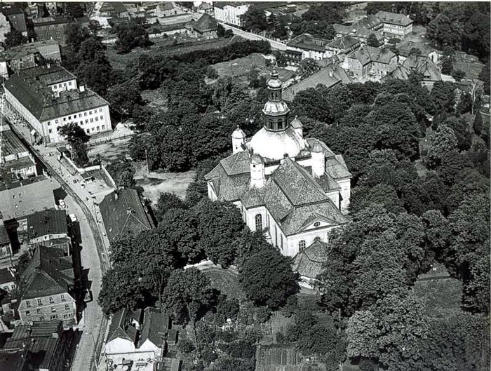 Kościół garnizonowy latem 1968 roku. W tle plac, na którym będzie targowisko przy ulicy Kilińskiego.