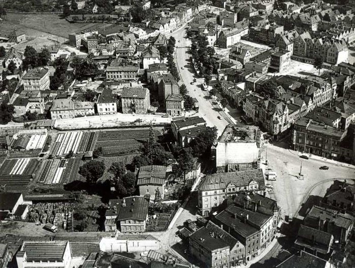 Dziś jest tu targowisko Flora. W 1968 roku były ogrody. Obok jeszcze bardzo spokojna ul. Korczaka.