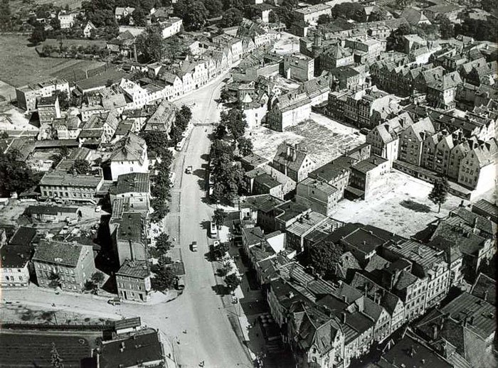 Niemal pusty plac Bohaterów Stalingradu (dziś plac ks. kard. Wyszyńskiego) w niczym niemal nie przypomina jednego z najbardziej zatłoczonych miejsc w Jeleniej Górze.
