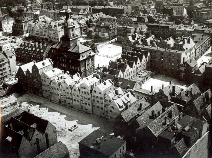 Ulica Kopernika. Budynek u dołu zdjęcia to najpewniej dawna synagoga. W miejscu sąsiednich kamienic powstaną szpetne bloczyska.