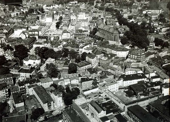 Ogólny widok śródmieścia Jeleniej Góry z 1968 roku. Pozornie niewiele się zmieniło. Wytęż wzrok i zobacz, czy rzeczywiście.
