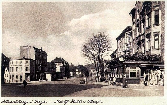 I jeszcze jeden widok na Adolf-Hitlerstrasse (później plac Bohaterów Stalingradu, dziś, plac ks. kard. Wyszyńskiego). Widać budkę stacji benzynowej, w której jeszcze w latach 90-tych sprzedawano… hamburgery.