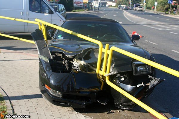 pech-kierowcy-chevroletem-wbi-sie-w-barierke-36403
