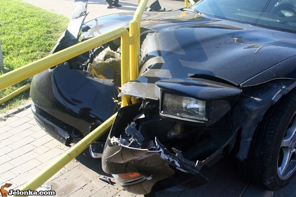 pech-kierowcy-chevroletem-wbi-sie-w-barierke-36403