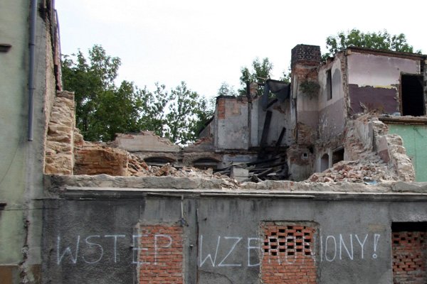 Zakaz przejścia, ale przechodnie spokojnie spacerują.