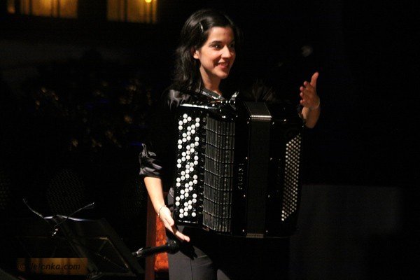dusza-i-los-tereza-salgueiro-zaspiewaa-w-swiatyni-aski-36493