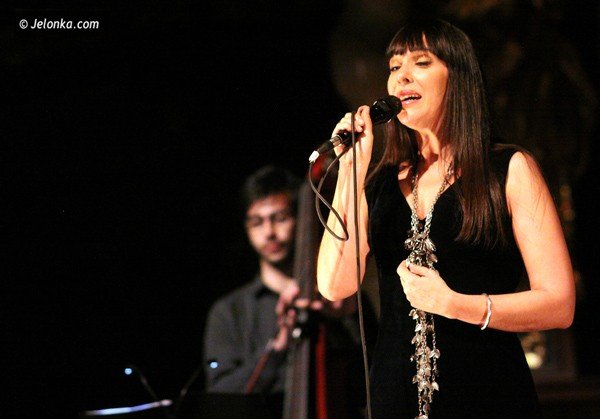 dusza-i-los-tereza-salgueiro-zaspiewaa-w-swiatyni-aski-36493