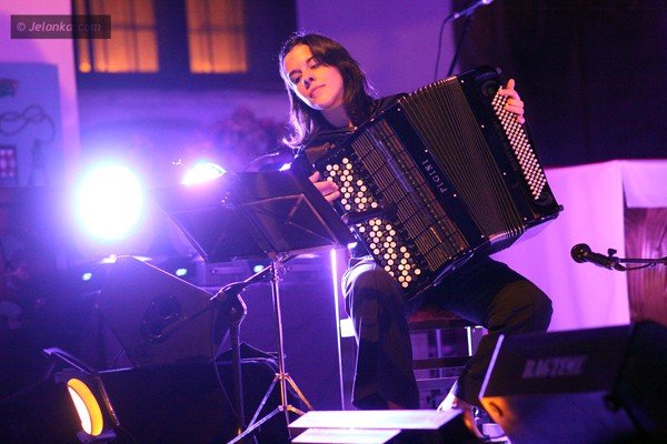 dusza-i-los-tereza-salgueiro-zaspiewaa-w-swiatyni-aski-36493