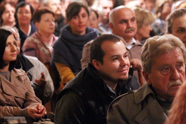 dusza-i-los-tereza-salgueiro-zaspiewaa-w-swiatyni-aski-36493