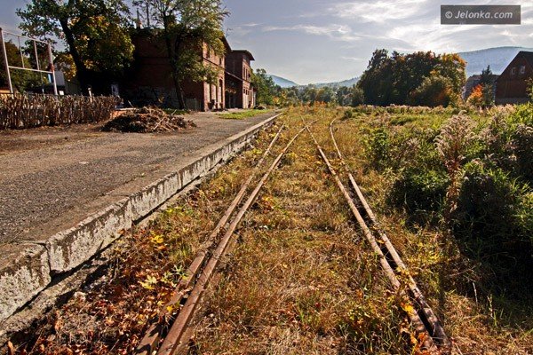 Dworzec w Kowarach został ostaatnio uporządkowany. Ostatni kursowy pociąg wyjechał stąd w 1985 roku.
