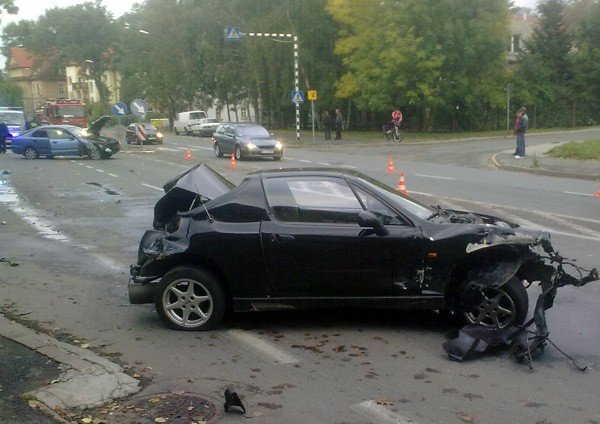 niedzielne-kraksy-przez-nadmierna-predkosc-i-nieuwage-36523