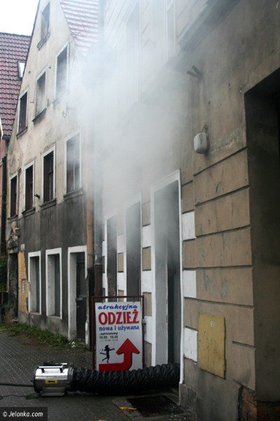 palio-sie-w-sklepie-z-odzieza-z-drugiej-reki-36526