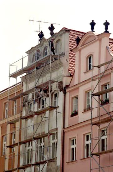 Fotografia z 1994 roku: remont jednej z nielicznych kamienic z zachowanymi zabytkowymi ozdobami.