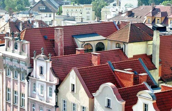 Dachówki kamieniczek trzymają się dobrze.