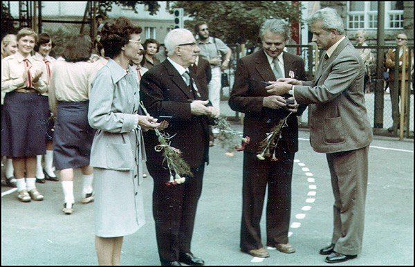 Jubileusz 35–lecia I LO w 1979 roku. Adolf Sypko drugi od prawej, obok Irena Czerska i Jerzy Szeffer.