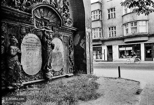 Epitafium rodziny Pohlów. Do 1996 roku zabytek znajdował się w bocznej ścianie kamienicy przy ulicy Wolności.
