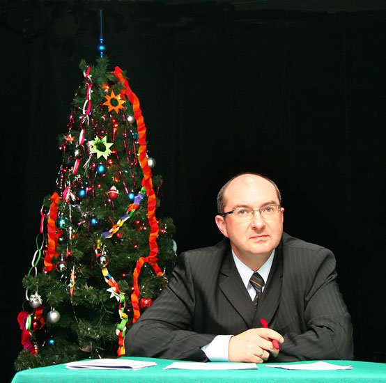 Prezydent Marek Obrębalski w świąteczno-noworocznej scenerii.