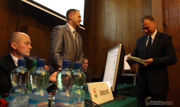Krzysztof Kroczak (pierwszy od lewej) na pierwszym posiedzeniu rady 2 grudnia 2010 roku. Obok – Jerzy Łużniak i Hubert Papaj, politycy Platformy Obywatelskiej.