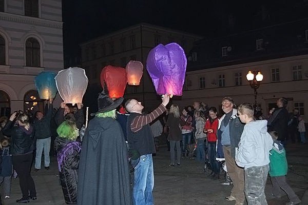 wampirki-i-duszki-straszyy-na-placu-piastowskim-po-paradzie-w-cieplicach-36903