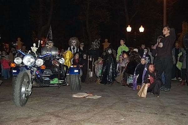 wampirki-i-duszki-straszyy-na-placu-piastowskim-po-paradzie-w-cieplicach-36903