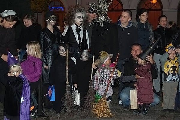 wampirki-i-duszki-straszyy-na-placu-piastowskim-po-paradzie-w-cieplicach-36903