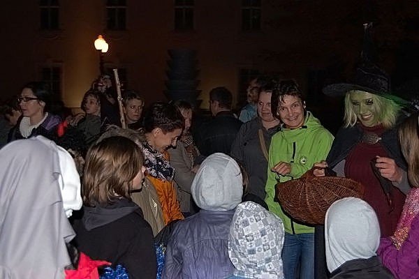 wampirki-i-duszki-straszyy-na-placu-piastowskim-po-paradzie-w-cieplicach-36903