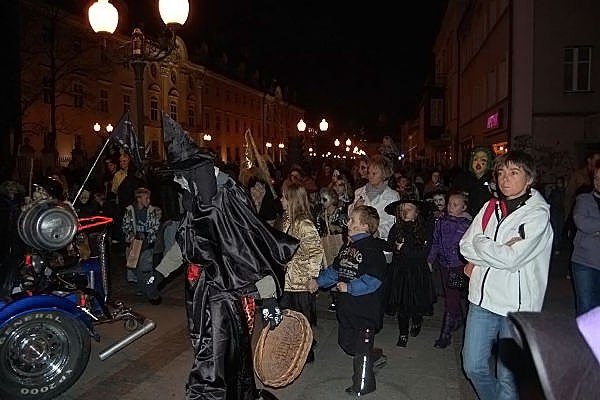 wampirki-i-duszki-straszyy-na-placu-piastowskim-po-paradzie-w-cieplicach-36903