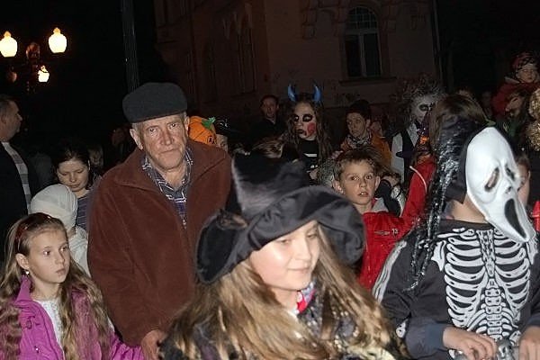 wampirki-i-duszki-straszyy-na-placu-piastowskim-po-paradzie-w-cieplicach-36903