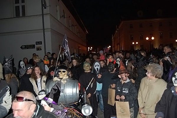 wampirki-i-duszki-straszyy-na-placu-piastowskim-po-paradzie-w-cieplicach-36903
