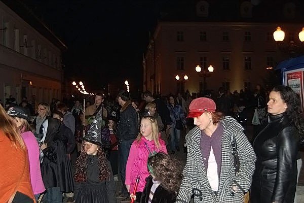 wampirki-i-duszki-straszyy-na-placu-piastowskim-po-paradzie-w-cieplicach-36903