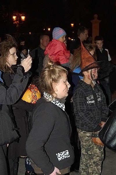 wampirki-i-duszki-straszyy-na-placu-piastowskim-po-paradzie-w-cieplicach-36903