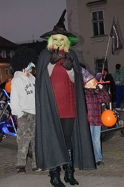 wampirki-i-duszki-straszyy-na-placu-piastowskim-po-paradzie-w-cieplicach-36903