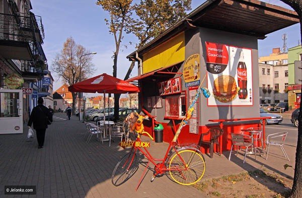 Dzisiejszy plac kard. Wyszyńskiego i dawna stacja z minibarem.