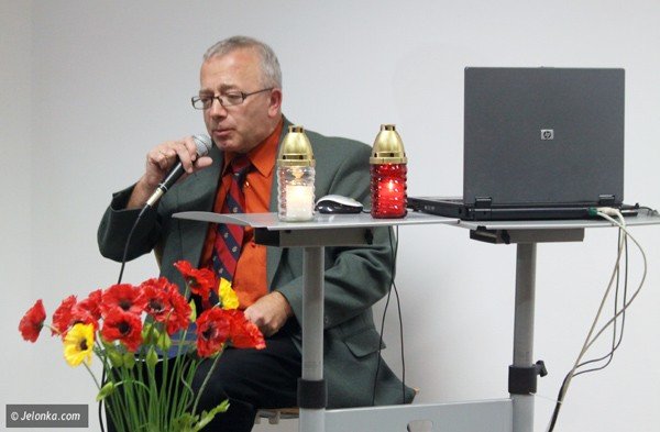 czerwone-maki-w-ksiaznicy-karkonoskiej-lekcja-patriotyzmu-37045