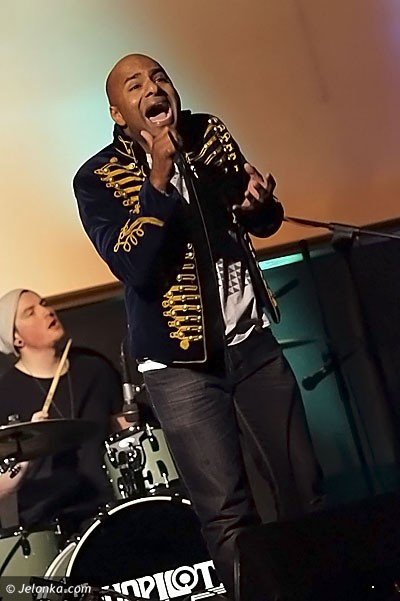 the-sunpilots-zagrao-w-oriencie-dla-pieciu-osob-37070