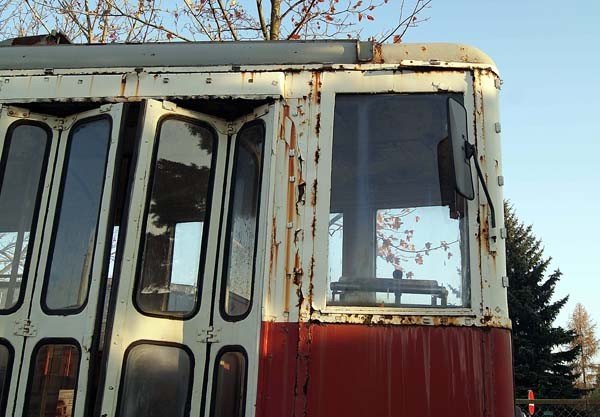 tramwaj-pod-zajezdnia-mzk-niszczeje-37110